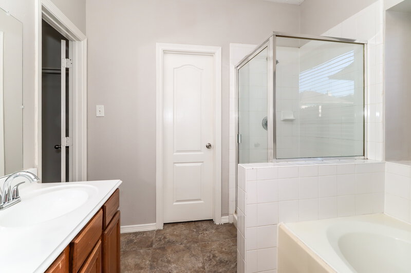 1,935/Mo, 12015 Raven View Dr Houston, TX 77067 Main Bathroom View 2