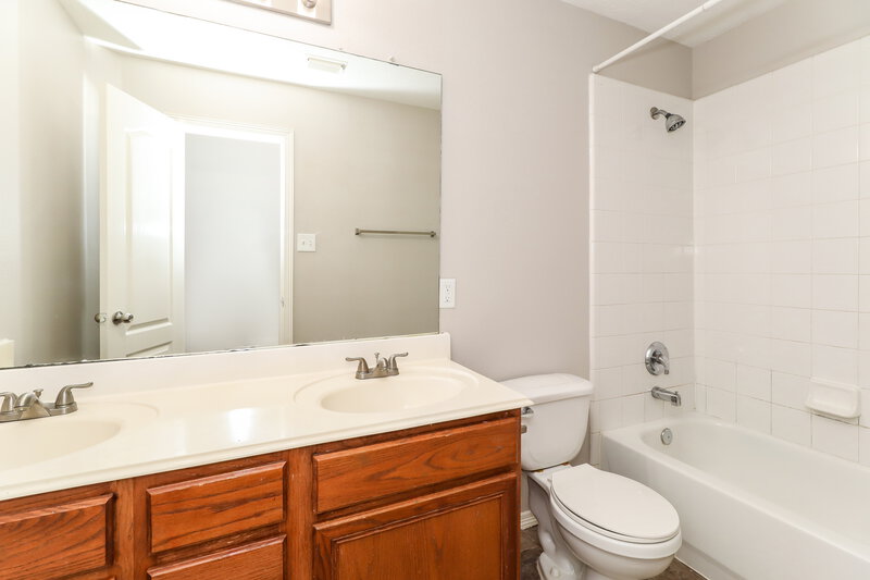 1,935/Mo, 12015 Raven View Dr Houston, TX 77067 Bathroom View