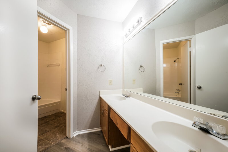 1,725/Mo, 11907 Conifer Springs Ln Houston, TX 77067 Main Bathroom View