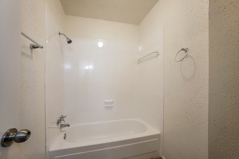 1,725/Mo, 11907 Conifer Springs Ln Houston, TX 77067 Main Bathroom View 2