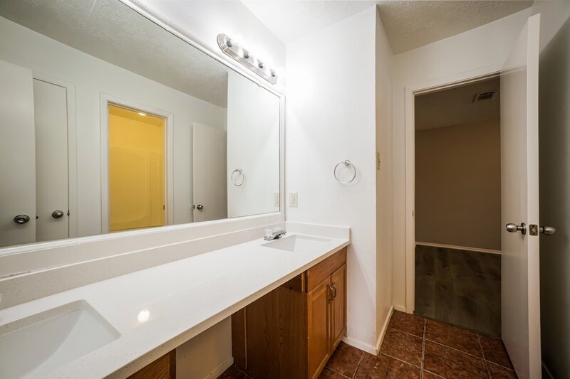 1,725/Mo, 11907 Conifer Springs Ln Houston, TX 77067 Bathroom View