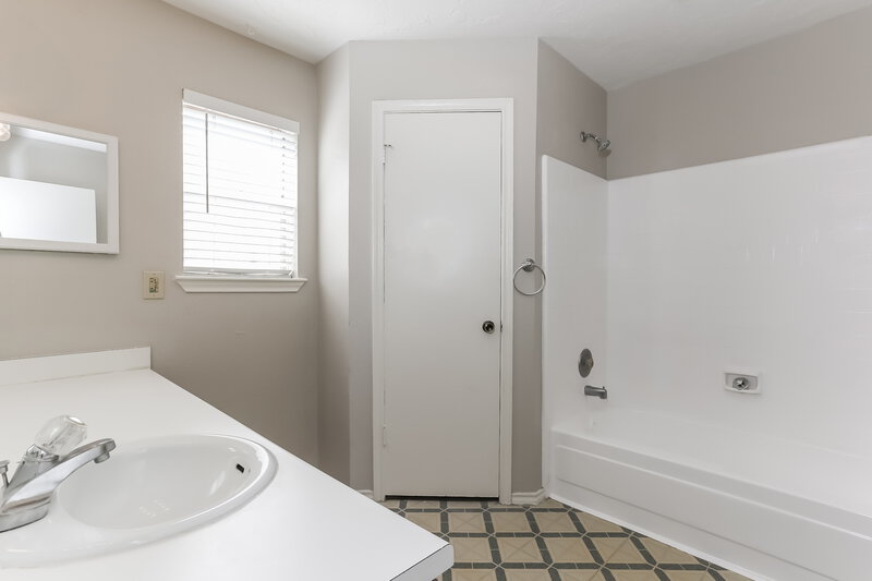 1,870/Mo, 2311 W Greens Rd Houston, TX 77067 Main Bathroom View