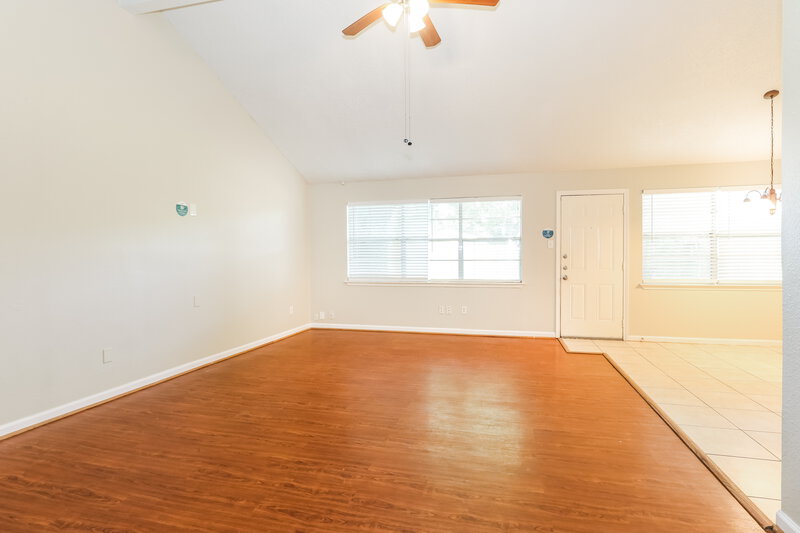 1,570/Mo, 11711 Spruce Mountain Dr Houston, TX 77067 Living Room View