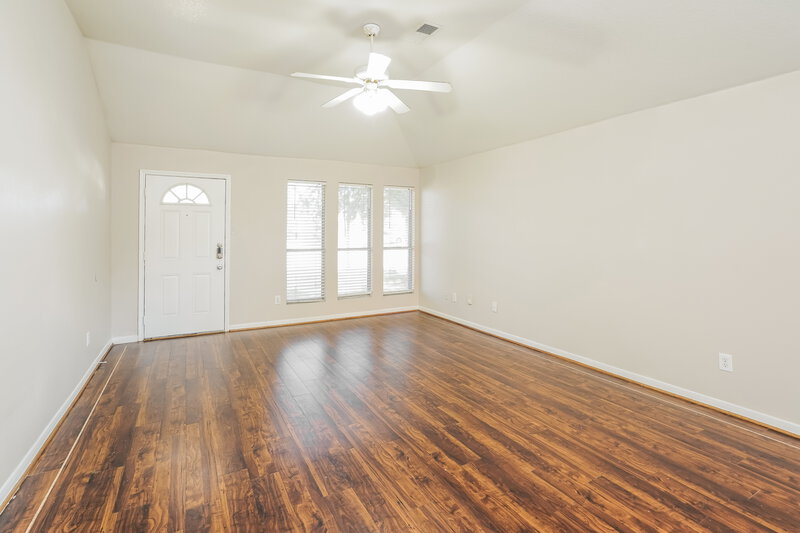 1,985/Mo, 10822 Orchard Springs Dr Houston, TX 77067 Living Room View