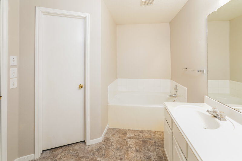1,985/Mo, 10822 Orchard Springs Dr Houston, TX 77067 Main Bathroom View