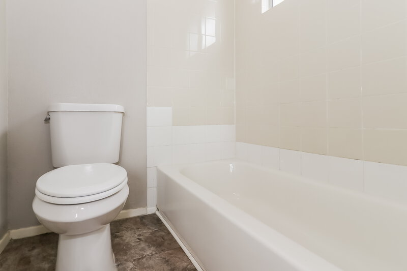 1,710/Mo, 11923 Yeatmah Ln Houston, TX 77067 Main Bathroom View