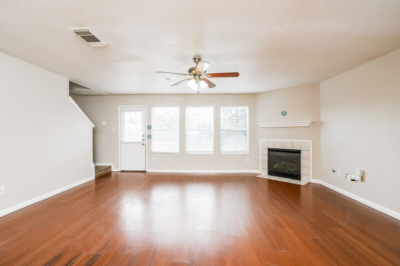 2,050/Mo, 10806 Gable Hill Ln Houston, TX 77067 Living Room View 2