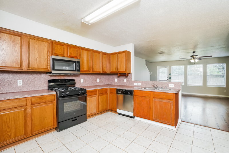 2,050/Mo, 10806 Gable Hill Ln Houston, TX 77067 Kitchen View