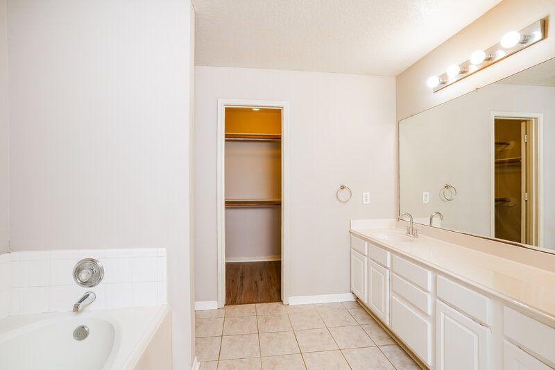 2,050/Mo, 10806 Gable Hill Ln Houston, TX 77067 Main Bathroom View