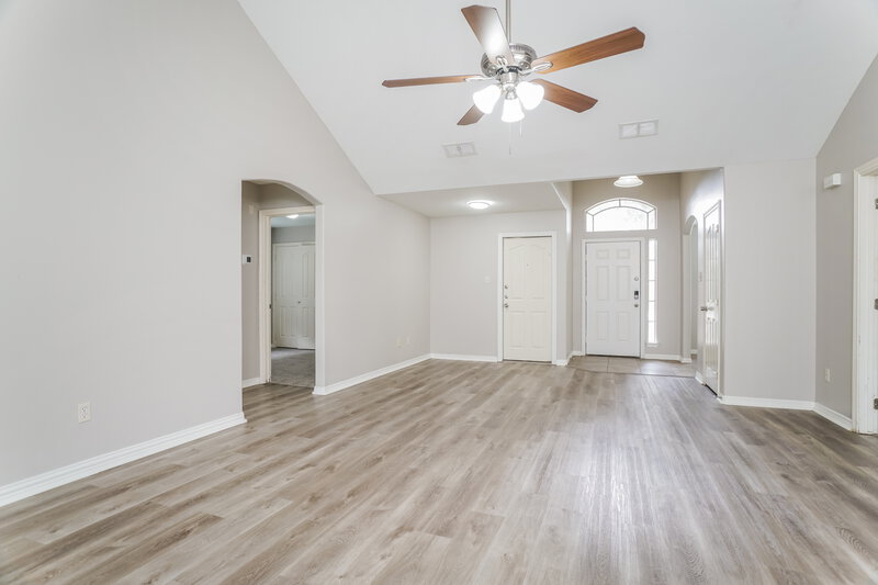 0/Mo, 2527 Grand Canyon Dr Houston, TX 77067 Living Room View 2