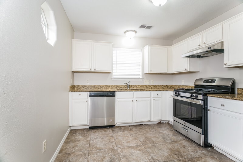 0/Mo, 2527 Grand Canyon Dr Houston, TX 77067 Kitchen View