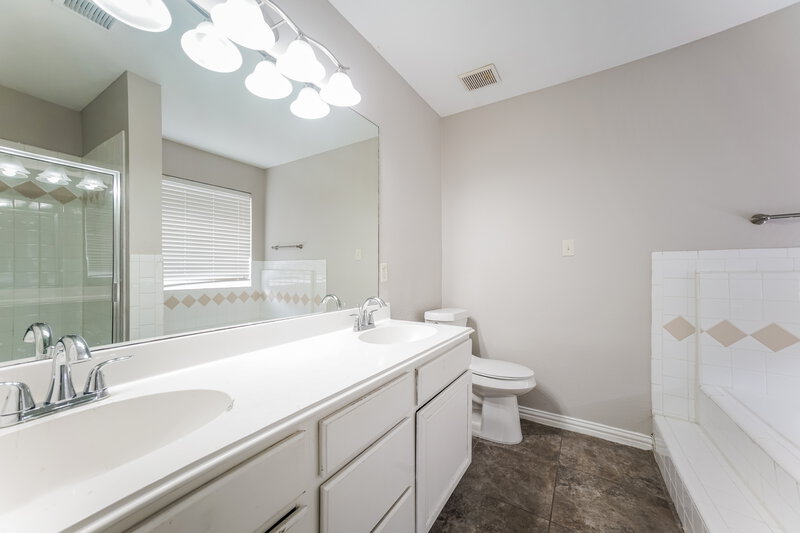 0/Mo, 2527 Grand Canyon Dr Houston, TX 77067 Main Bathroom View