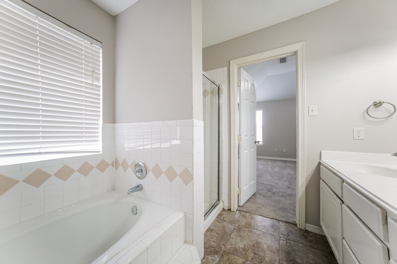 0/Mo, 2527 Grand Canyon Dr Houston, TX 77067 Main Bathroom View 2