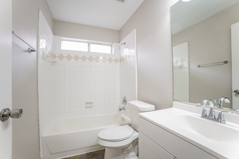 0/Mo, 2527 Grand Canyon Dr Houston, TX 77067 Bathroom View
