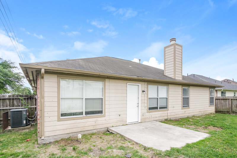 0/Mo, 2527 Grand Canyon Dr Houston, TX 77067 Rear View