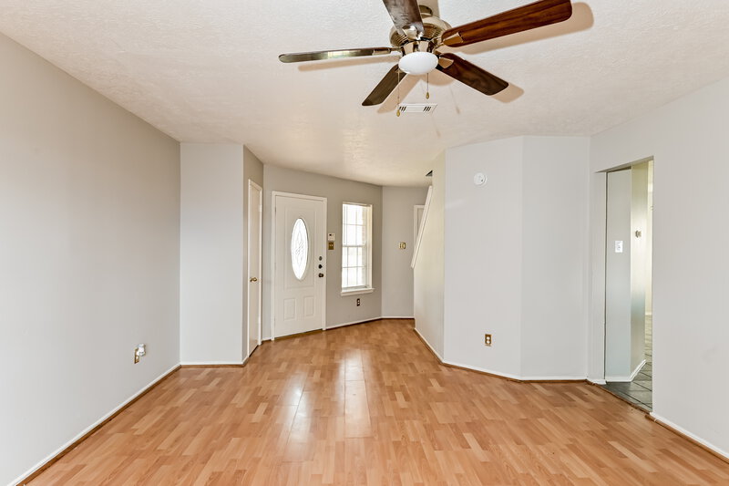 0/Mo, 10314 Timberloch Dr Houston, TX 77070 Foyer View 2