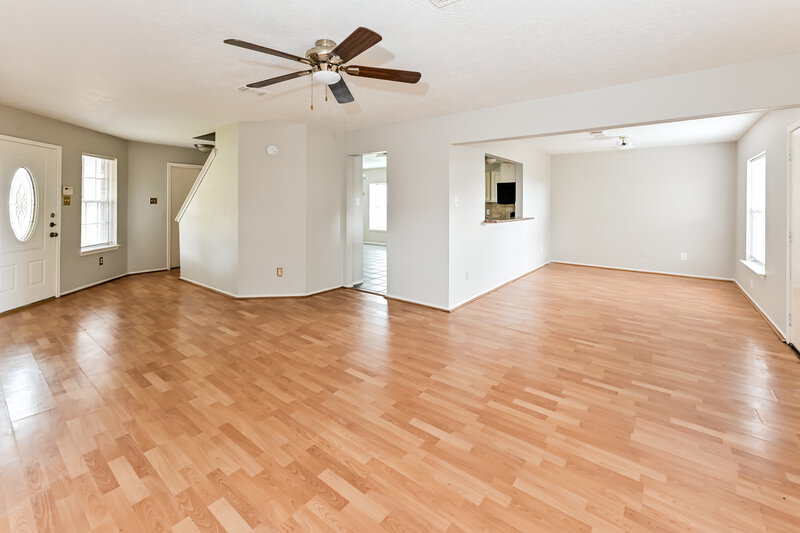 0/Mo, 10314 Timberloch Dr Houston, TX 77070 Living Room View 2