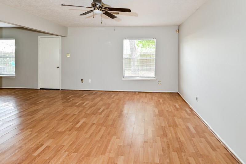 0/Mo, 10314 Timberloch Dr Houston, TX 77070 Living Room View 3