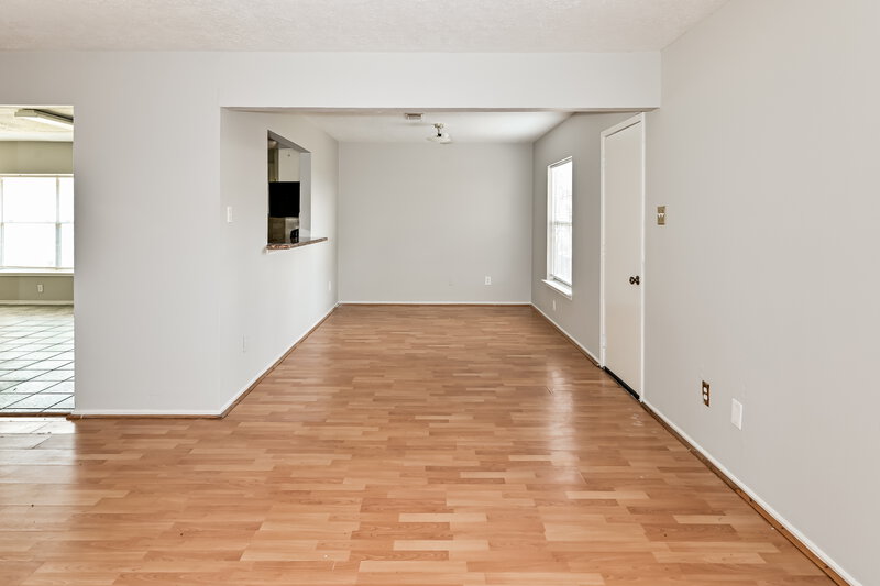 0/Mo, 10314 Timberloch Dr Houston, TX 77070 Living Room View 4