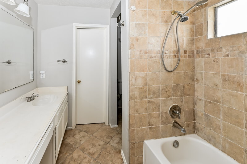 0/Mo, 10314 Timberloch Dr Houston, TX 77070 Main Bathroom View