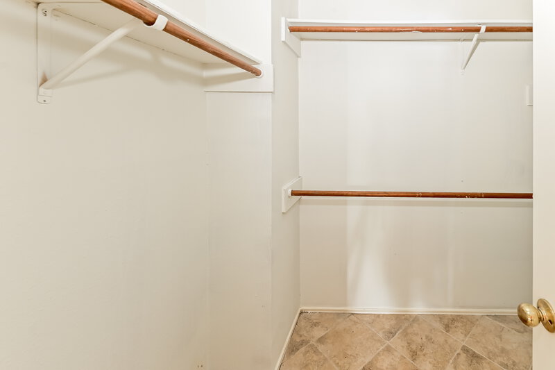 0/Mo, 10314 Timberloch Dr Houston, TX 77070 Walk In Closet View