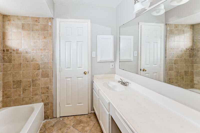 0/Mo, 10314 Timberloch Dr Houston, TX 77070 Bathroom View 2