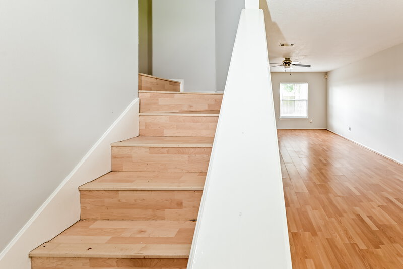 0/Mo, 10314 Timberloch Dr Houston, TX 77070 Stairwell View