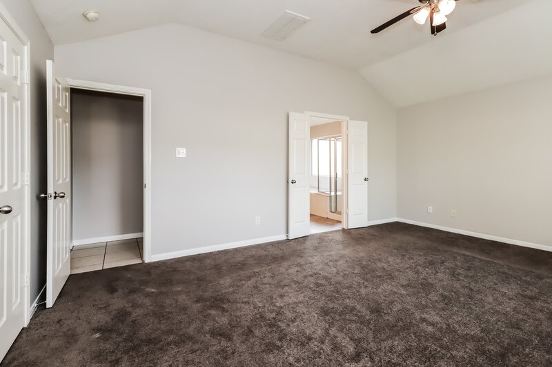 2,105/Mo, 13907 Naples Park Ln Houston, TX 77070 Main Bedroom View 2
