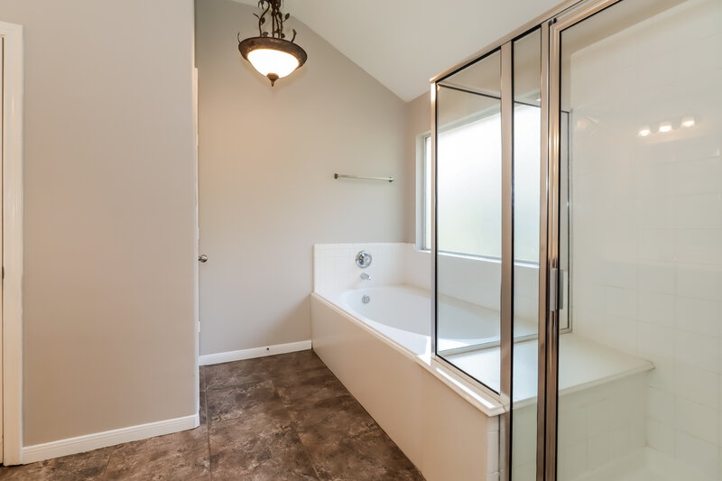 2,105/Mo, 13907 Naples Park Ln Houston, TX 77070 Main Bathroom View