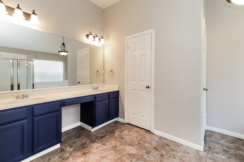2,105/Mo, 13907 Naples Park Ln Houston, TX 77070 Main Bathroom View 2