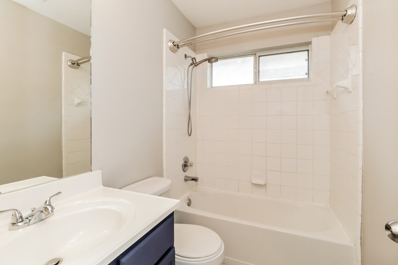 2,105/Mo, 13907 Naples Park Ln Houston, TX 77070 Bathroom View