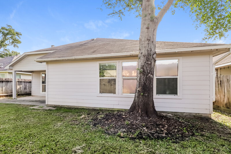 2,105/Mo, 13907 Naples Park Ln Houston, TX 77070 Rear View