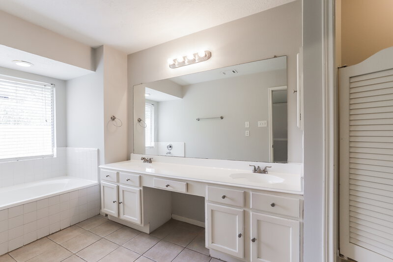 0/Mo, 12626 Timbermeadow Dr Houston, TX 77070 Master Bathroom View