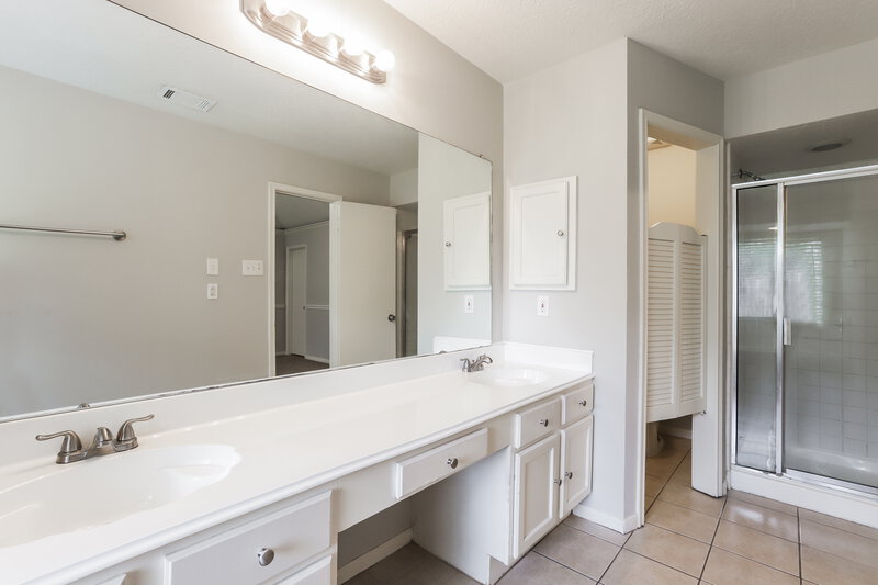 0/Mo, 12626 Timbermeadow Dr Houston, TX 77070 Master Bathroom View 2