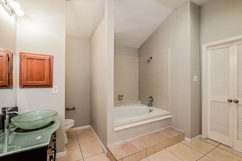 1,855/Mo, 7802 La Rochelle Circle Missouri City, TX 77071 Main Bathroom View