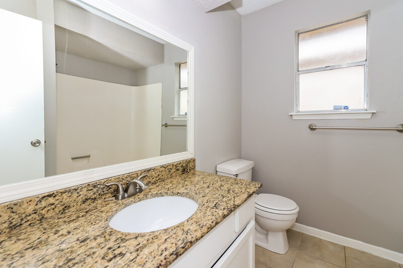 1,840/Mo, 11002 Willwood Dr Houston, TX 77072 Bathroom View 2