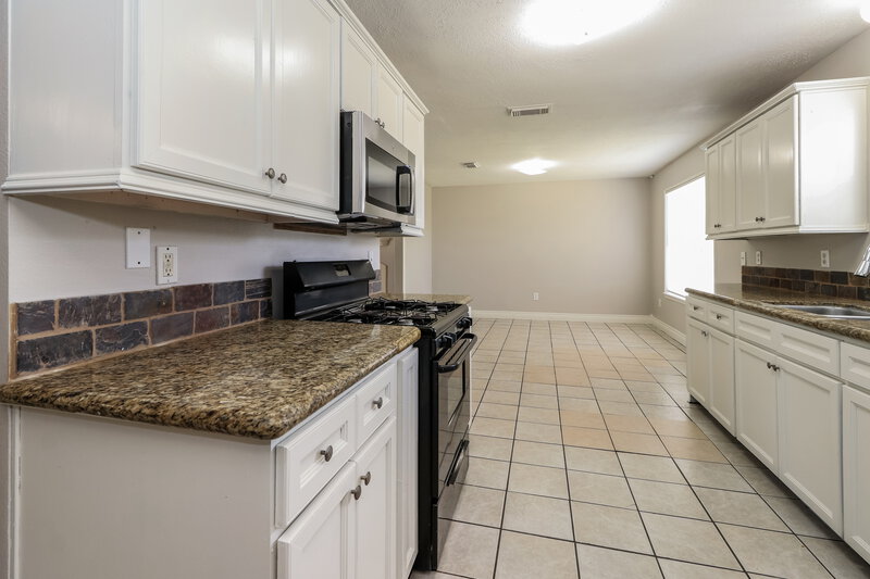 2,000/Mo, 3035 Cinnamon Glen Dr Houston, TX 77073 Kitchen View 2