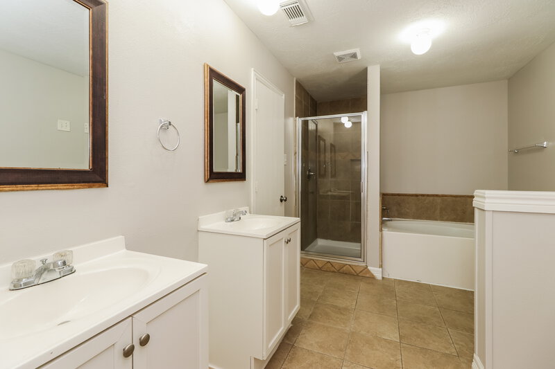 2,000/Mo, 3035 Cinnamon Glen Dr Houston, TX 77073 Main Bathroom View