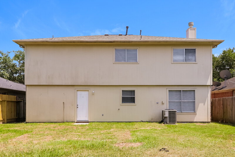 2,000/Mo, 3035 Cinnamon Glen Dr Houston, TX 77073 Rear View
