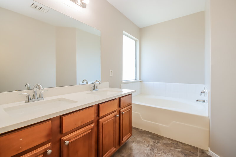 1,930/Mo, 1402 Baychester Ln Houston, TX 77073 Main Bathroom View