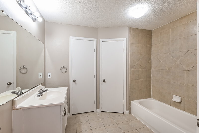 1,825/Mo, 16418 N Cross Dr Houston, TX 77073 Main Bathroom View