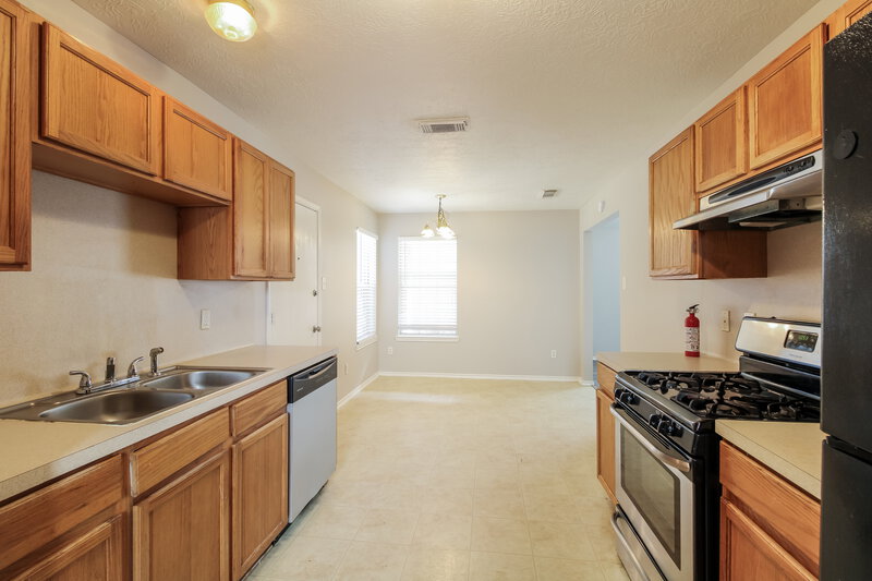 1,615/Mo, 1434 Glasholm Dr Houston, TX 77073 Kitchen View 2