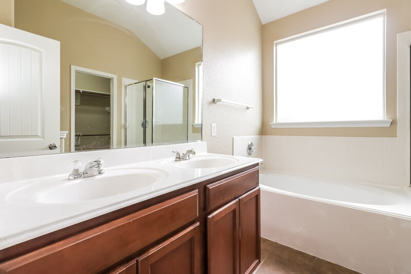 1,885/Mo, 19927 Sapphire Mist Ct Houston, TX 77073 Main Bathroom View