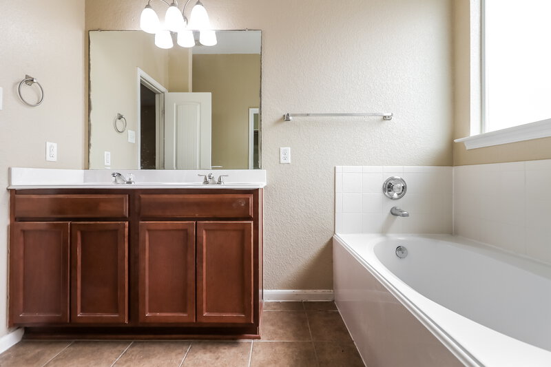1,885/Mo, 19927 Sapphire Mist Ct Houston, TX 77073 Main Bathroom View 2