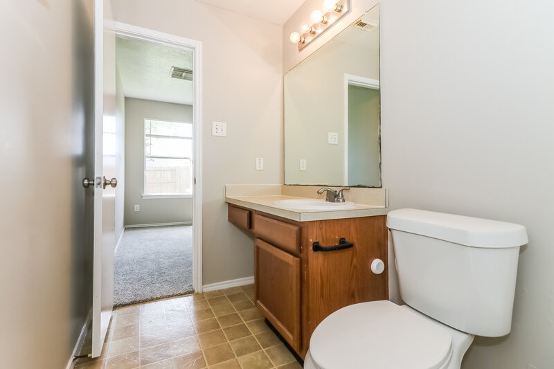 1,650/Mo, 1415 Grand Prince Ln Houston, TX 77073 Main Bathroom View