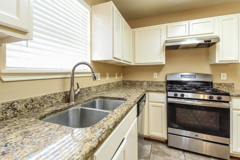 1,775/Mo, 1447 Grand Prince Ln Houston, TX 77073 Kitchen View 2
