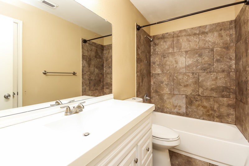 1,775/Mo, 1447 Grand Prince Ln Houston, TX 77073 Main Bathroom View 2