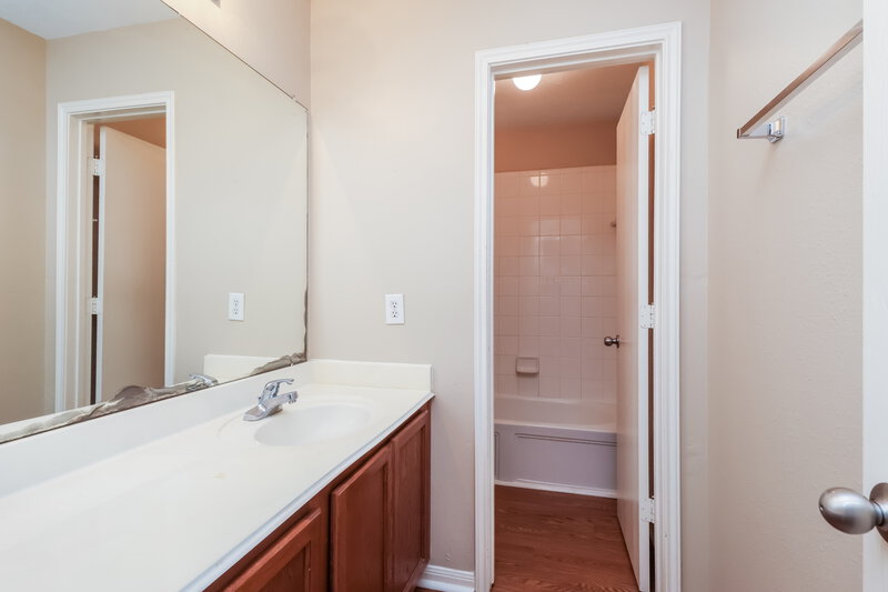 1,945/Mo, 3226 Dogwood Springs Dr Houston, TX 77073 Main Bathroom View