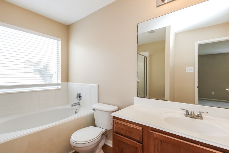1,945/Mo, 3226 Dogwood Springs Dr Houston, TX 77073 Bathroom View