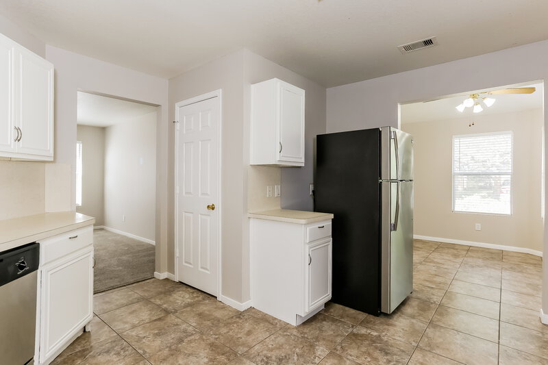 1,715/Mo, 16222 Youpon Valley Dr Houston, TX 77073 Kitchen View 2